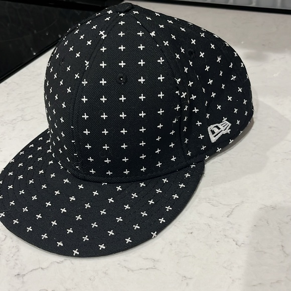 59FIFTY Black New Era 7.25 fitted flat bill hat - Picture 2 of 8